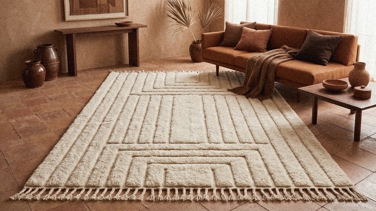Tapis berbère aux reflets terracotta dans un salon chaleureux contemporain