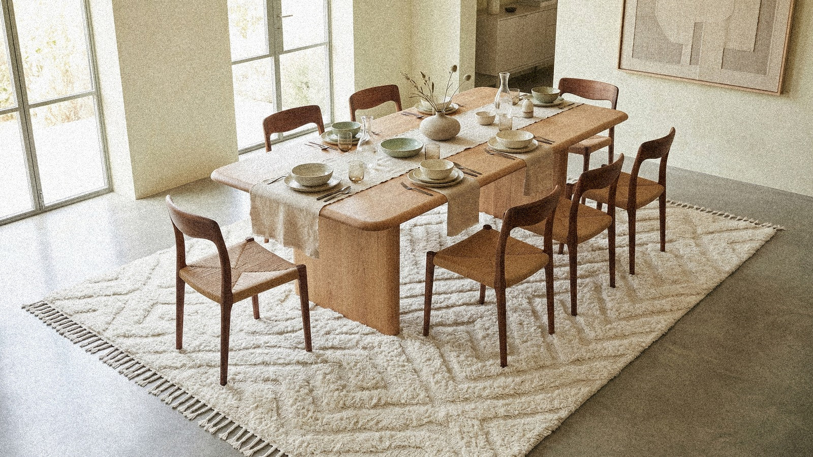 Grand tapis berbère sous une table à manger avec chaises dans un intérieur design