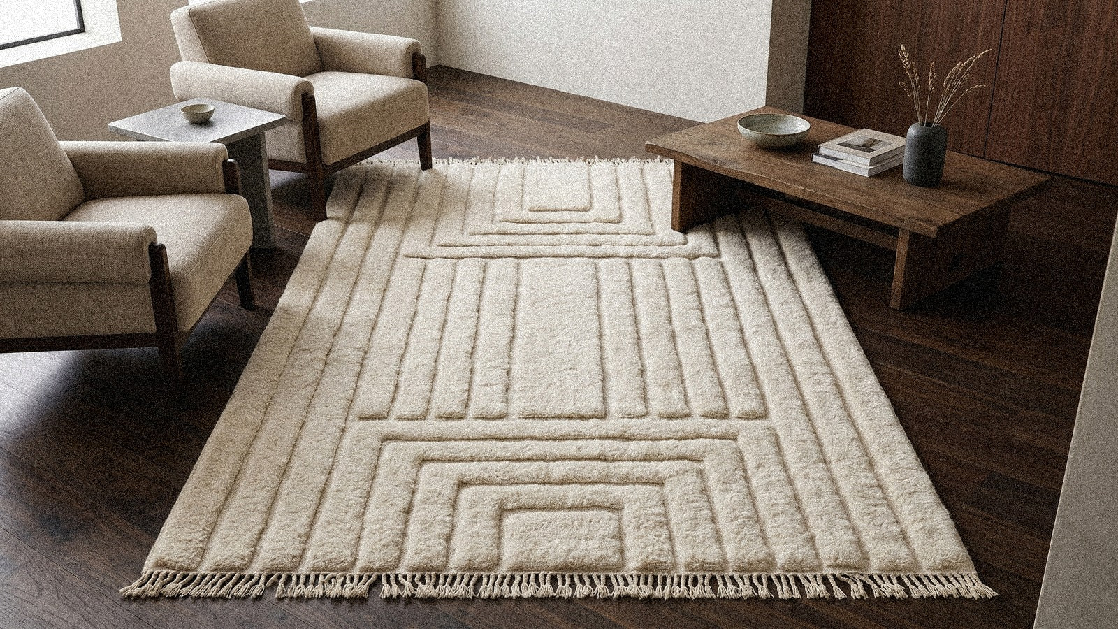 Tapis M'rirt comme pièce maîtresse discrète d'un salon raffiné aux tons sobres