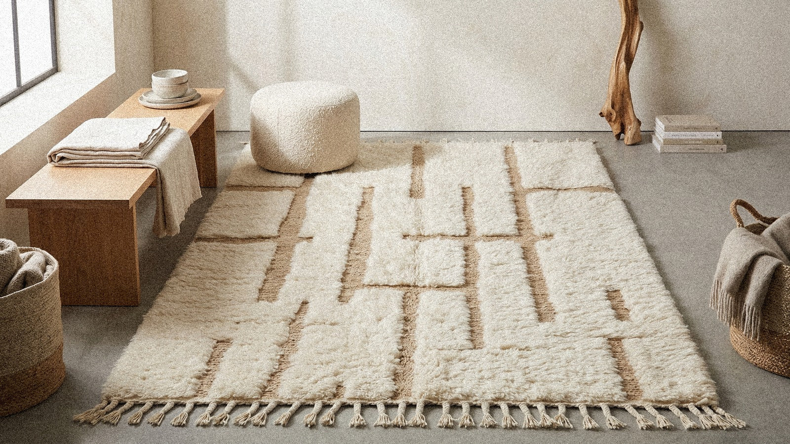 Tapis berbère texturé en laine ivoire dans un intérieur minimaliste et chaleureux