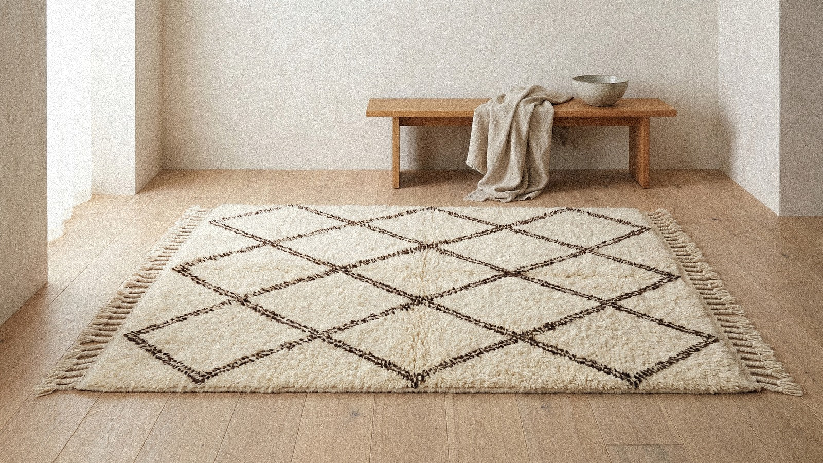Tapis berbère authentique en laine naturelle dans un intérieur calme et lumineux