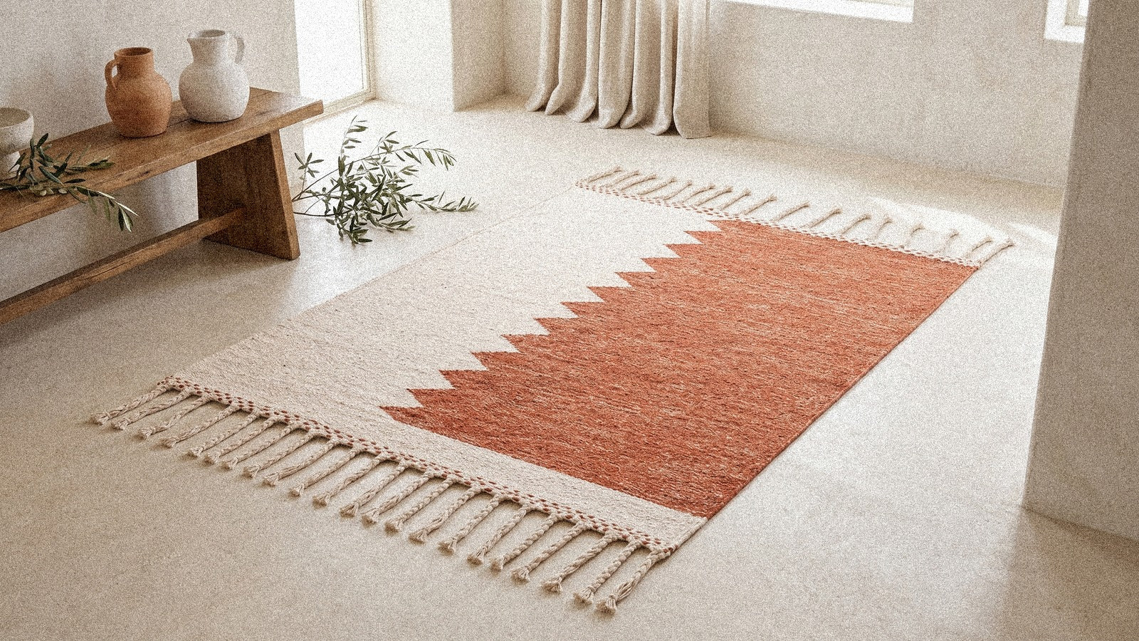 Tapis Zanafi TAFUKT terracotta et ivoire posé à plat dans un salon méditerranéen lumineux