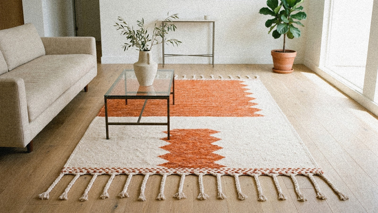 Kilim Zanafi plat orange et ivoire dans un intérieur lumineux contemporain