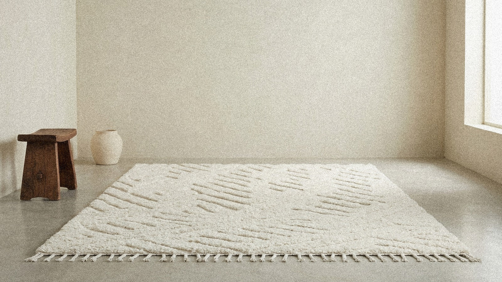 Tapis berbère fait main dans un intérieur calme à l'atmosphère paisible