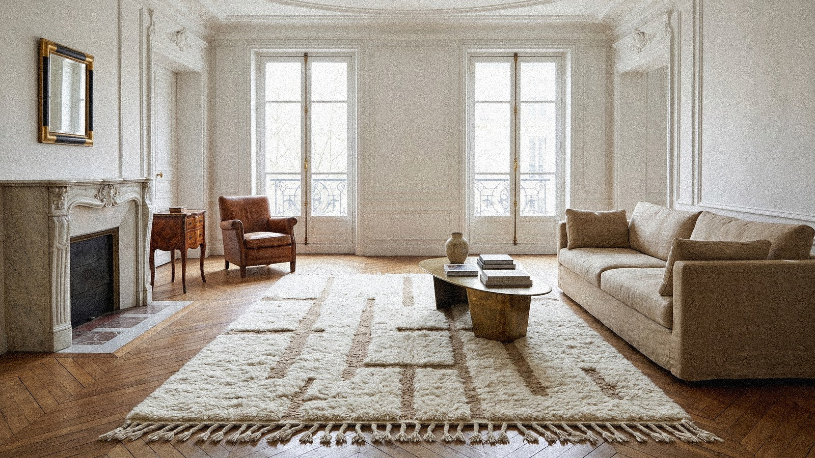Tapis Beni Ouarain ivoire dans un salon haussmannien à parquet et moulures
