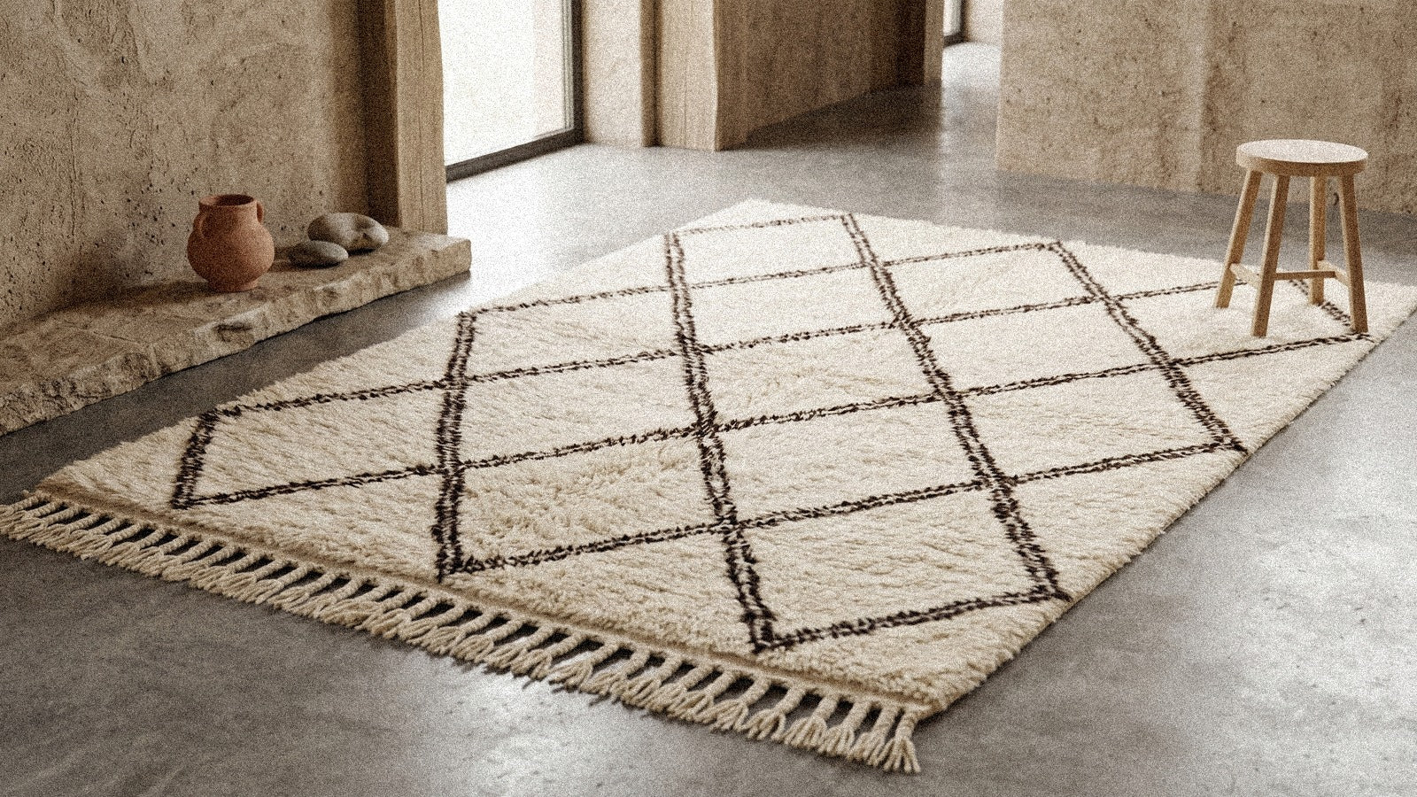 Tapis M'rirt aux tons minéraux dans un intérieur naturel inspiré du Moyen Atlas