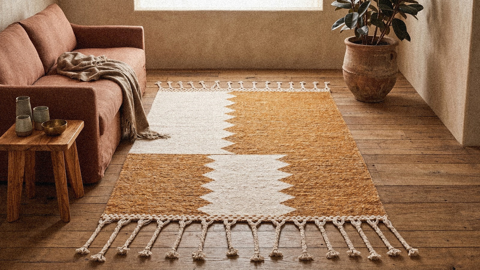 Tapis Zanafi réversible ambre caramel et ivoire dans un salon lumineux