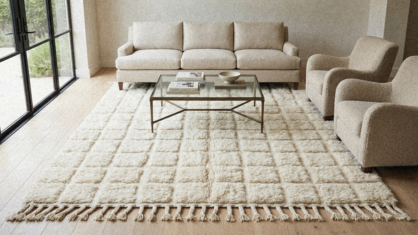 Grand tapis berbère en laine sous les assises d'un salon élégant et lumineux