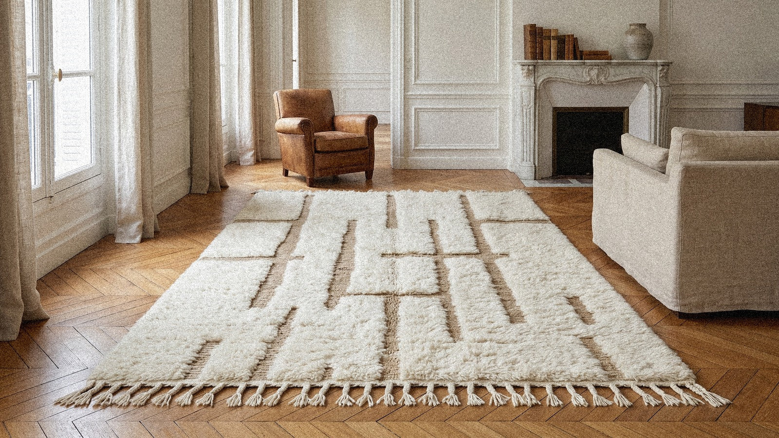 Tapis Beni Ouarain en laine ivoire bouclée dans un salon contemporain lumineux