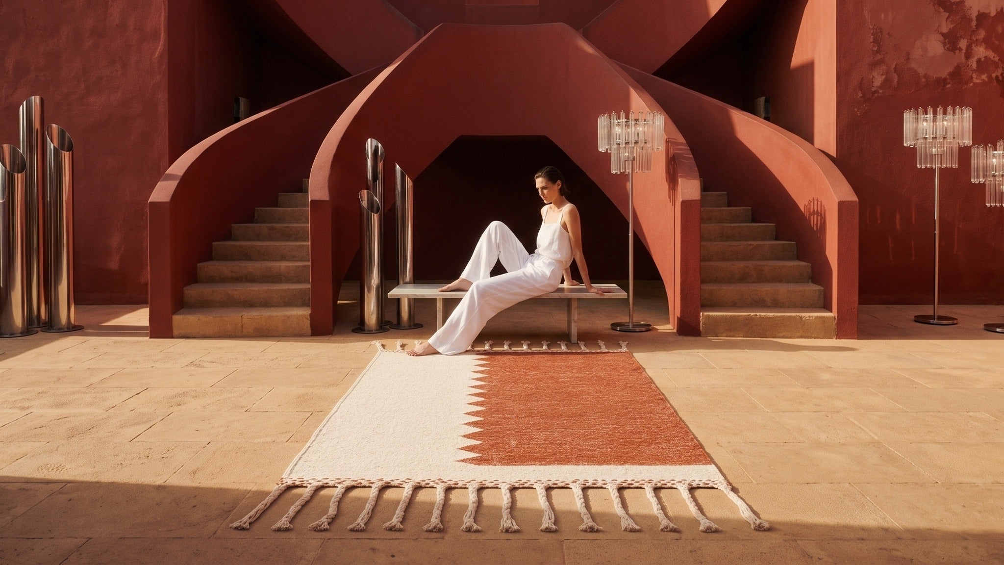 Kilim Zanafi TAFUKT terracotta et ivoire déroulé dans une cour méditerranéenne ensoleillée