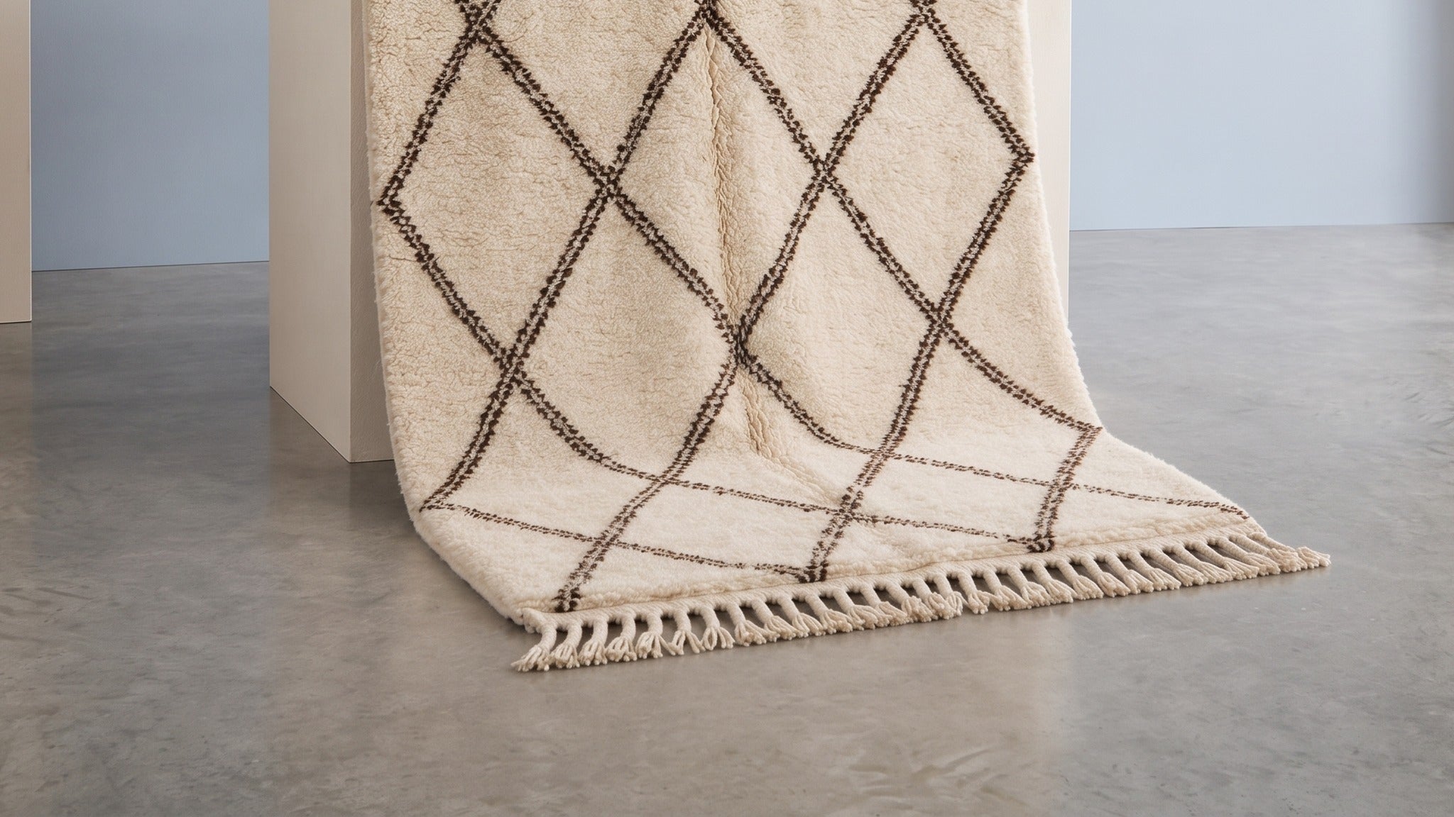 Tapis Beni Ouarain AZERWAL de Maison Amane mis en situation dans un intérieur