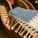Tapis Zanafi Tapis Zanafi ANIR — Indigo & Ivoire | Kilim Berbère Héritage détail tissage à la main, fibres de laine