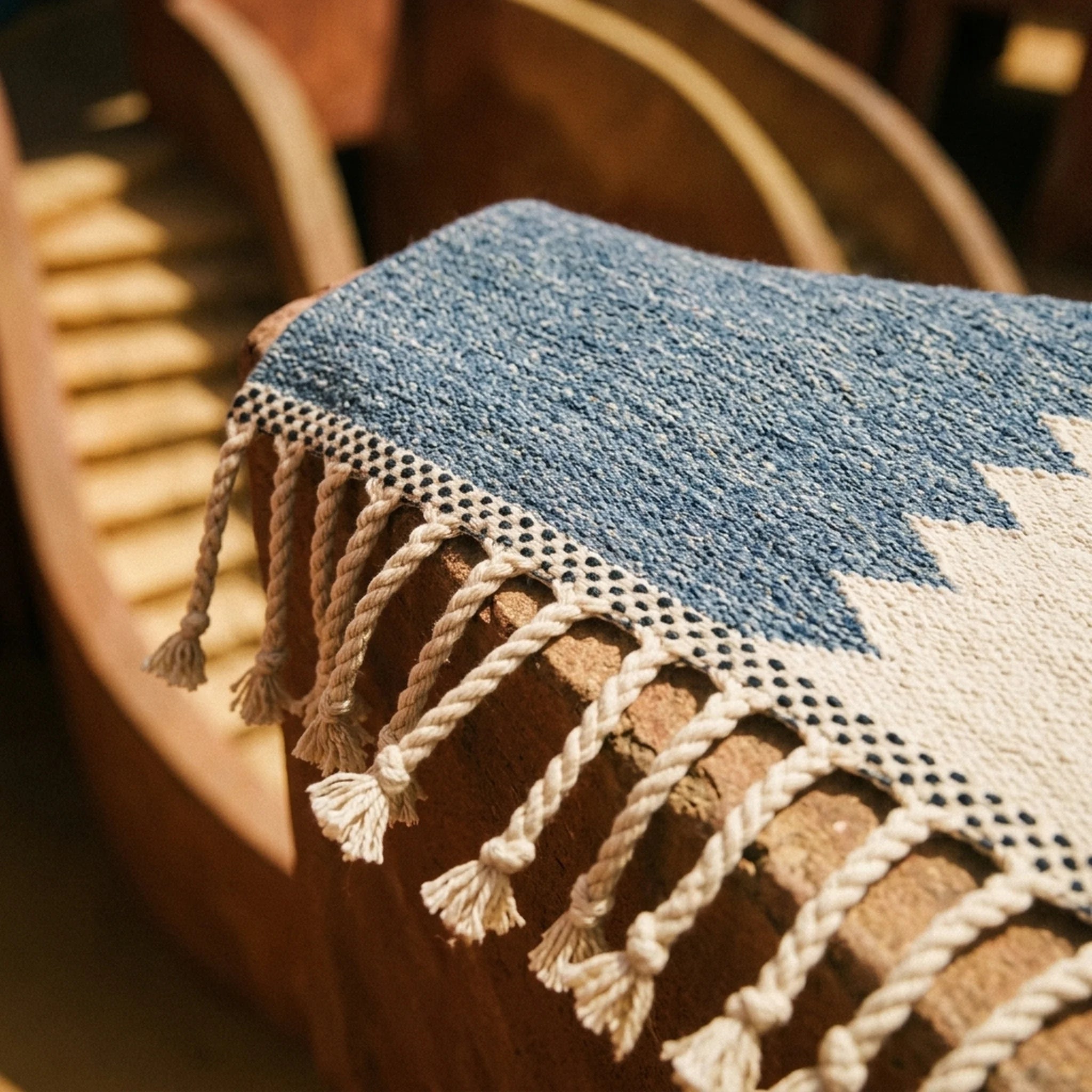Tapis Zanafi Tapis Zanafi ANIR — Indigo & Ivoire | Kilim Berbère Héritage détail tissage à la main, fibres de laine