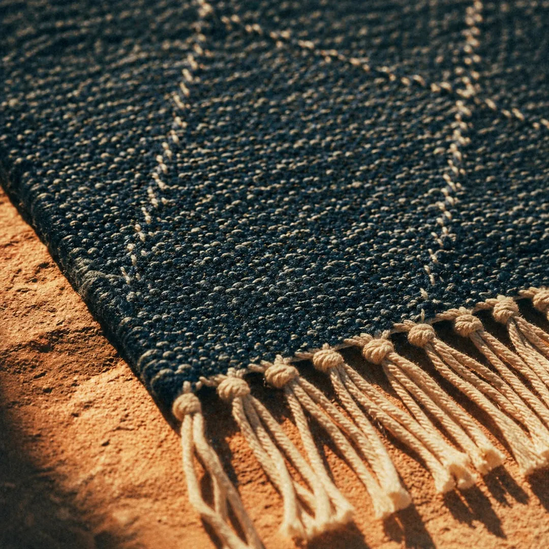 Tapis Zanafi Tapis Zanafi ANZAR — Bleu Indigo | Kilim Berbère Héritage détail tissage à la main, fibres de laine