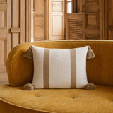 Coussin berbère AGHANIM en laine beige, camel, en situation