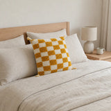 Coussin berbère AGHRUM en laine moutarde, jaune, en situation