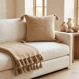 Coussin berbère AMLAL en laine camel, beige, en situation