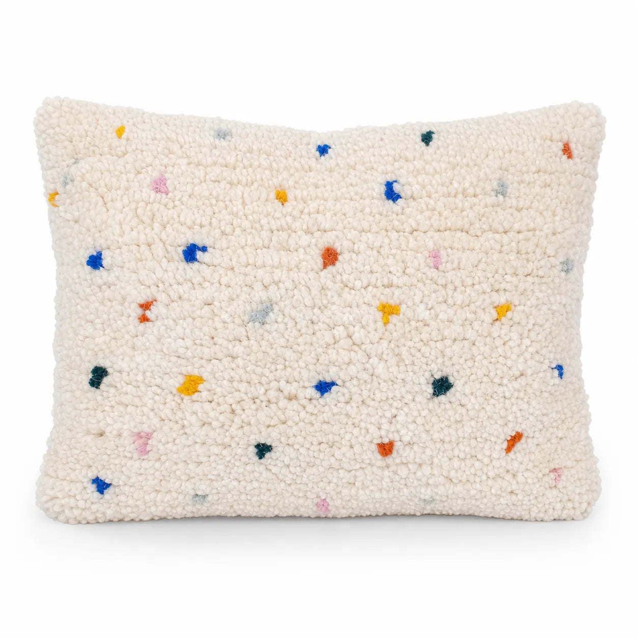 Coussin berbère ATBIR en laine écru, shaggy, sur fond blanc