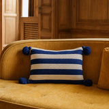 Coussin berbère AZAYKU en laine bleu, marine, en situation