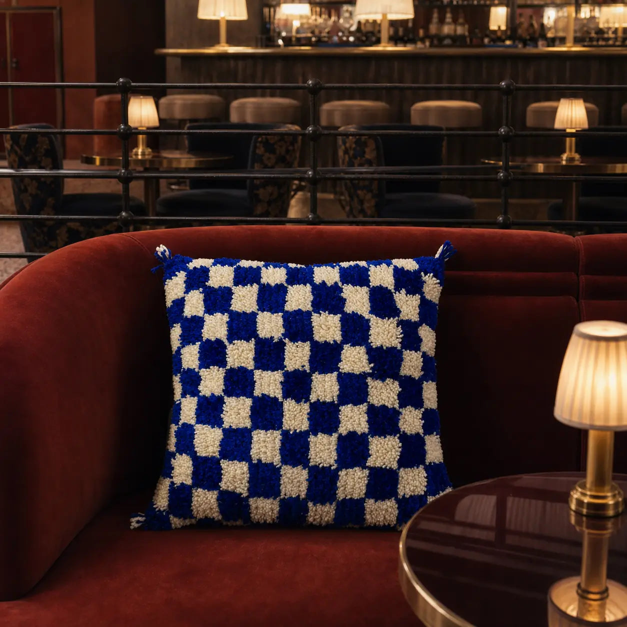 Coussin berbère AZEKKA en laine bleu, écru, en situation