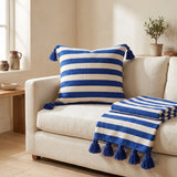 Coussin berbère IGENNA en laine bleu, écru, en situation
