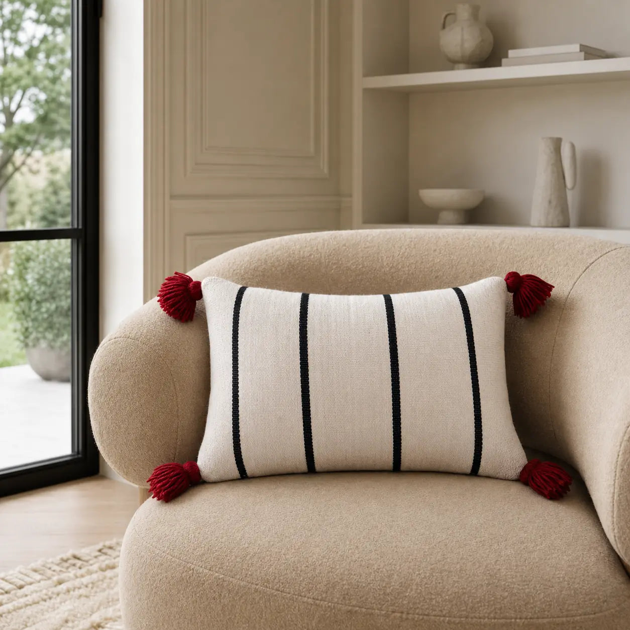 Coussin berbère IZIKER en laine noir, rouge, en situation