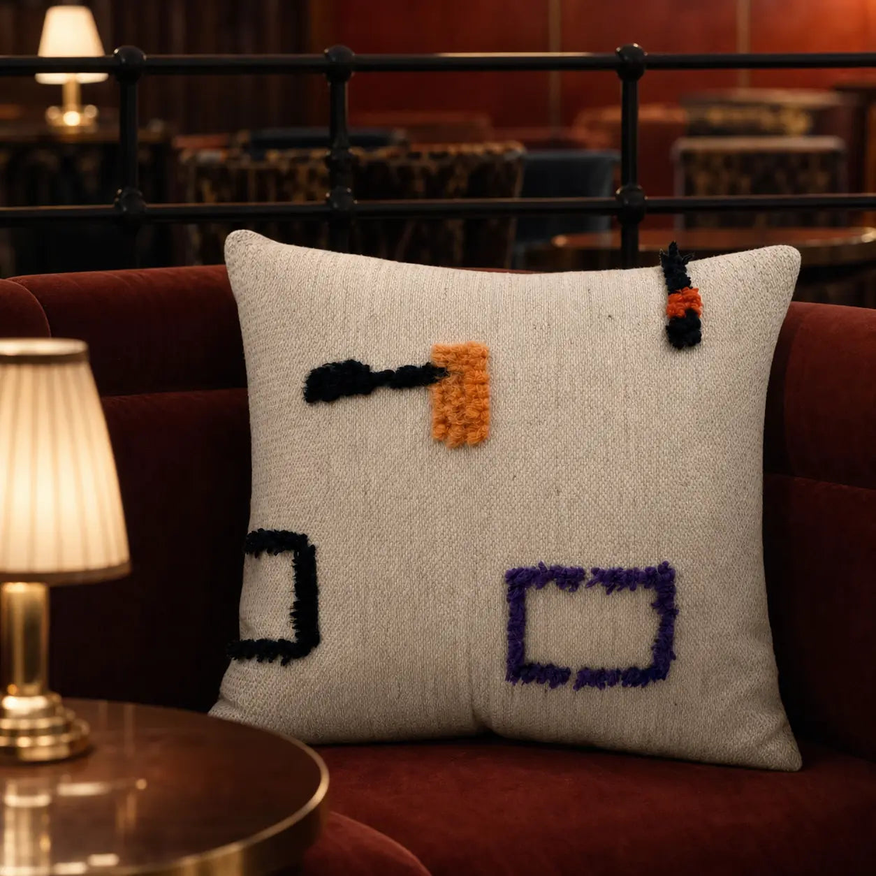 Coussin berbère TANFUST en laine noir, orange, en situation