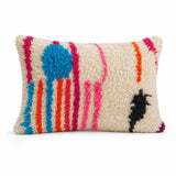 Coussin berbère TAWALA en laine bleu, rose, sur fond blanc
