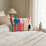 Coussin berbère TAWALA en laine bleu, rose, en situation