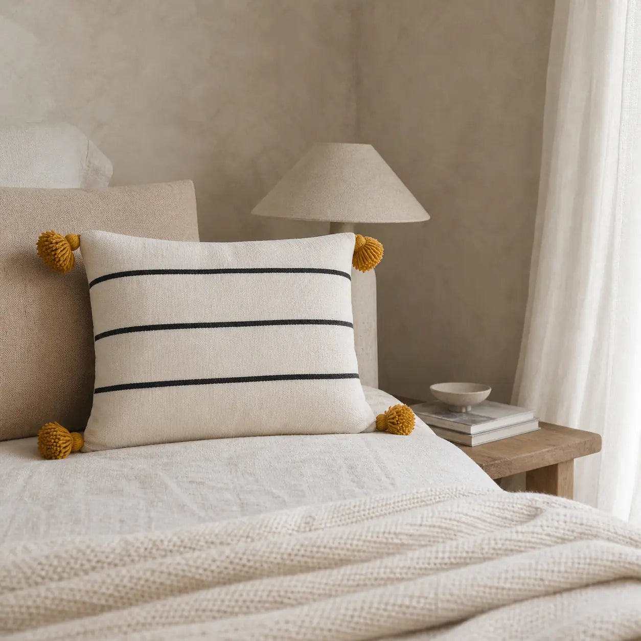 Coussin berbère TIMZIN en laine noir, ocre, en situation
