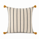 Coussin berbère TIRRA en laine noir, ocre, sur fond blanc