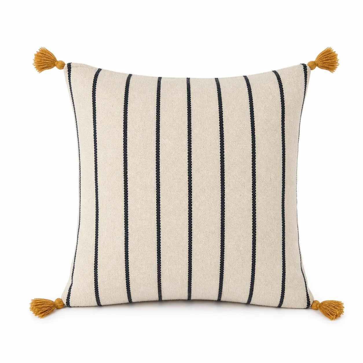 Coussin berbère TIRRA en laine noir, ocre, sur fond blanc