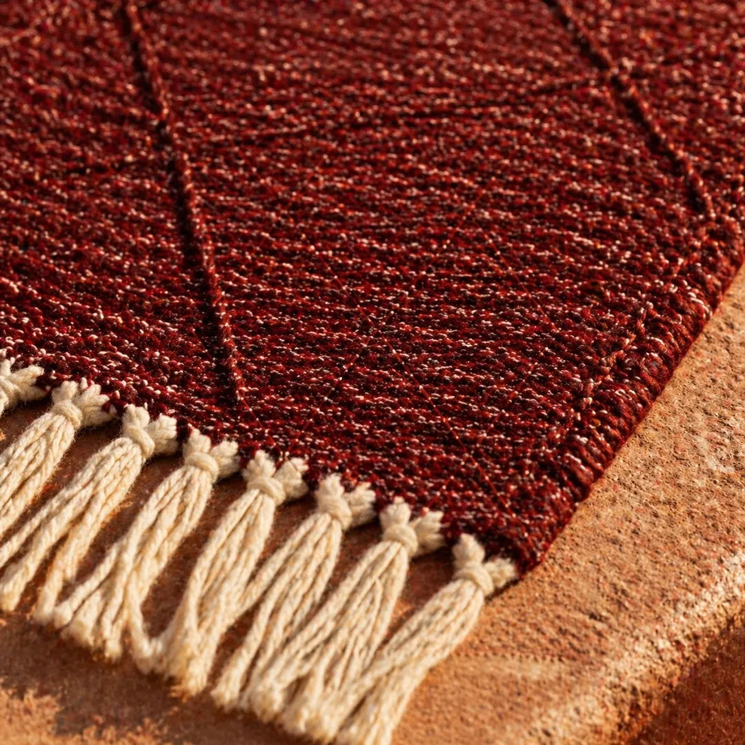Tapis Zanafi Tapis Zanafi IFOULKI — Bordeaux | Kilim Berbère Héritage détail tissage à la main, fibres de laine