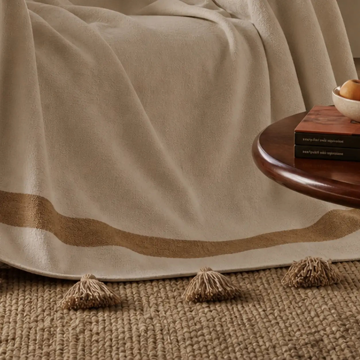 AZAGHAR, plaid berbère en laine, détail du tissage et des pompons