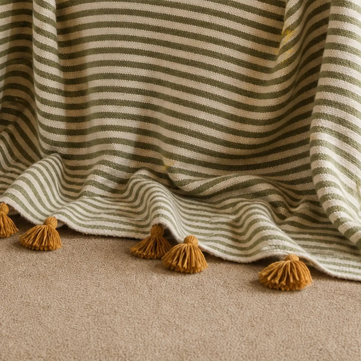 AZEMMUR, plaid berbère en laine, détail du tissage et des pompons