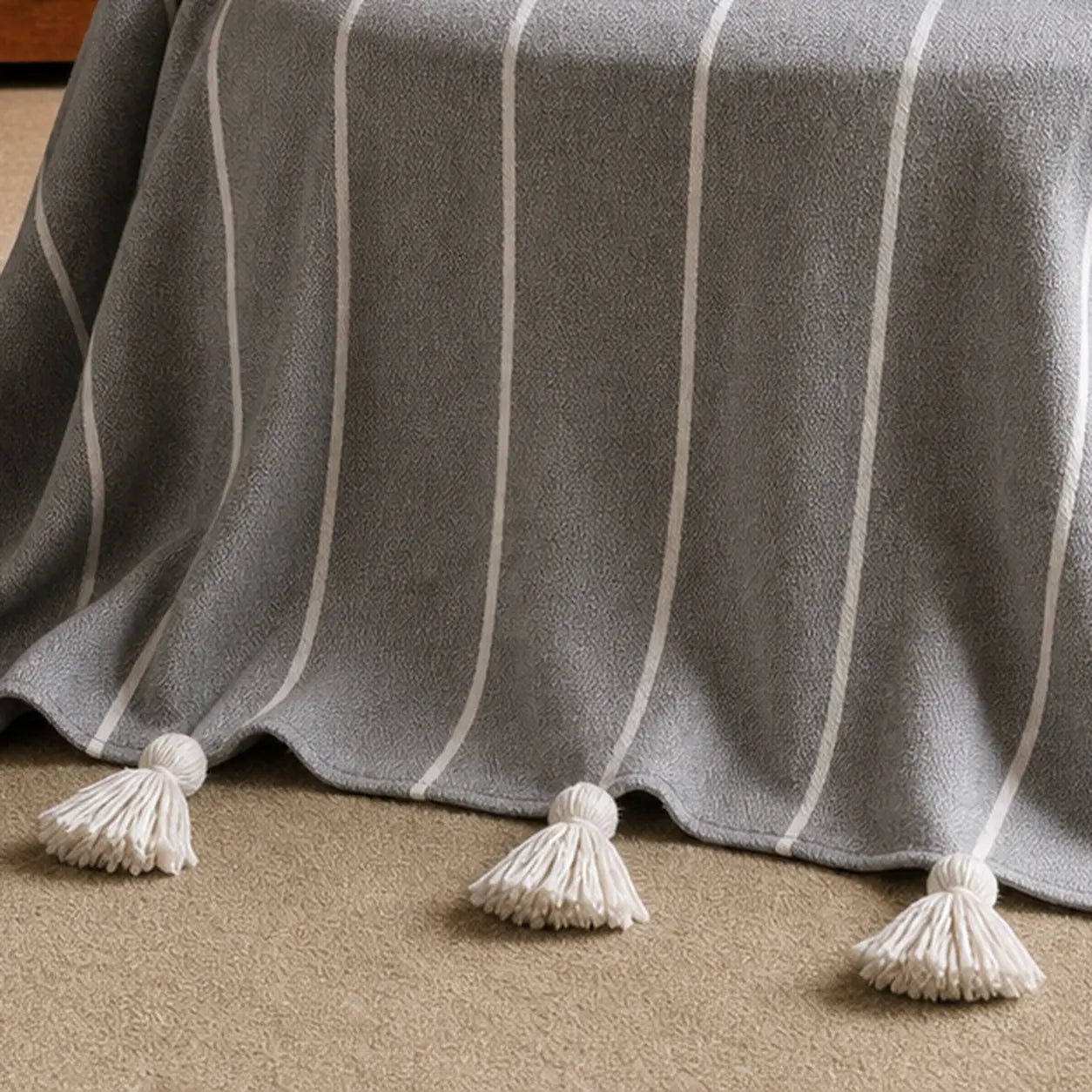 TAGUT, plaid berbère en laine, détail du tissage et des pompons