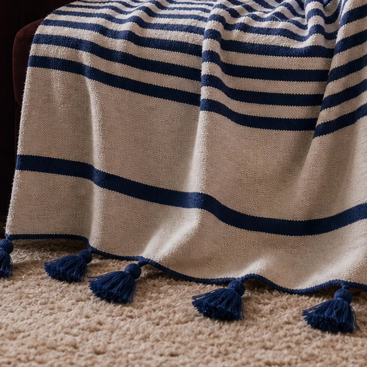 TIGHRI, plaid berbère en laine, détail du tissage et des pompons