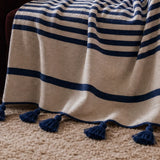 TIGHRI, plaid berbère en laine, détail du tissage et des pompons