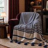TIGHRI, plaid berbère en laine bleu marine & écru, en situation