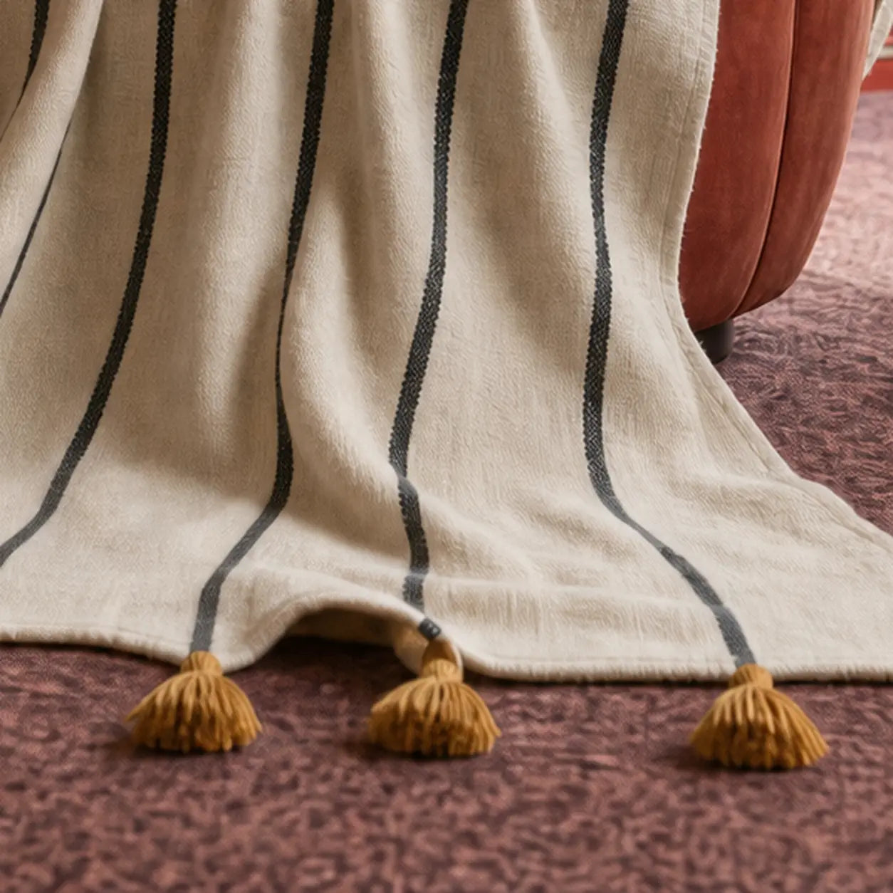 TIRRA, plaid berbère en laine, détail du tissage et des pompons
