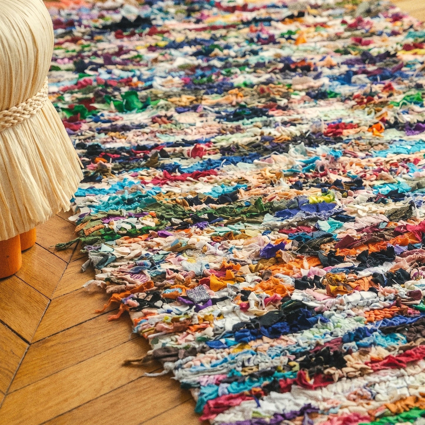 Détail des textiles recyclés noués du tapis boucherouite Tawsa