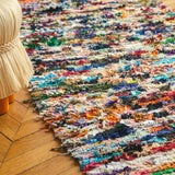 Détail des textiles recyclés noués du tapis boucherouite Tawsa