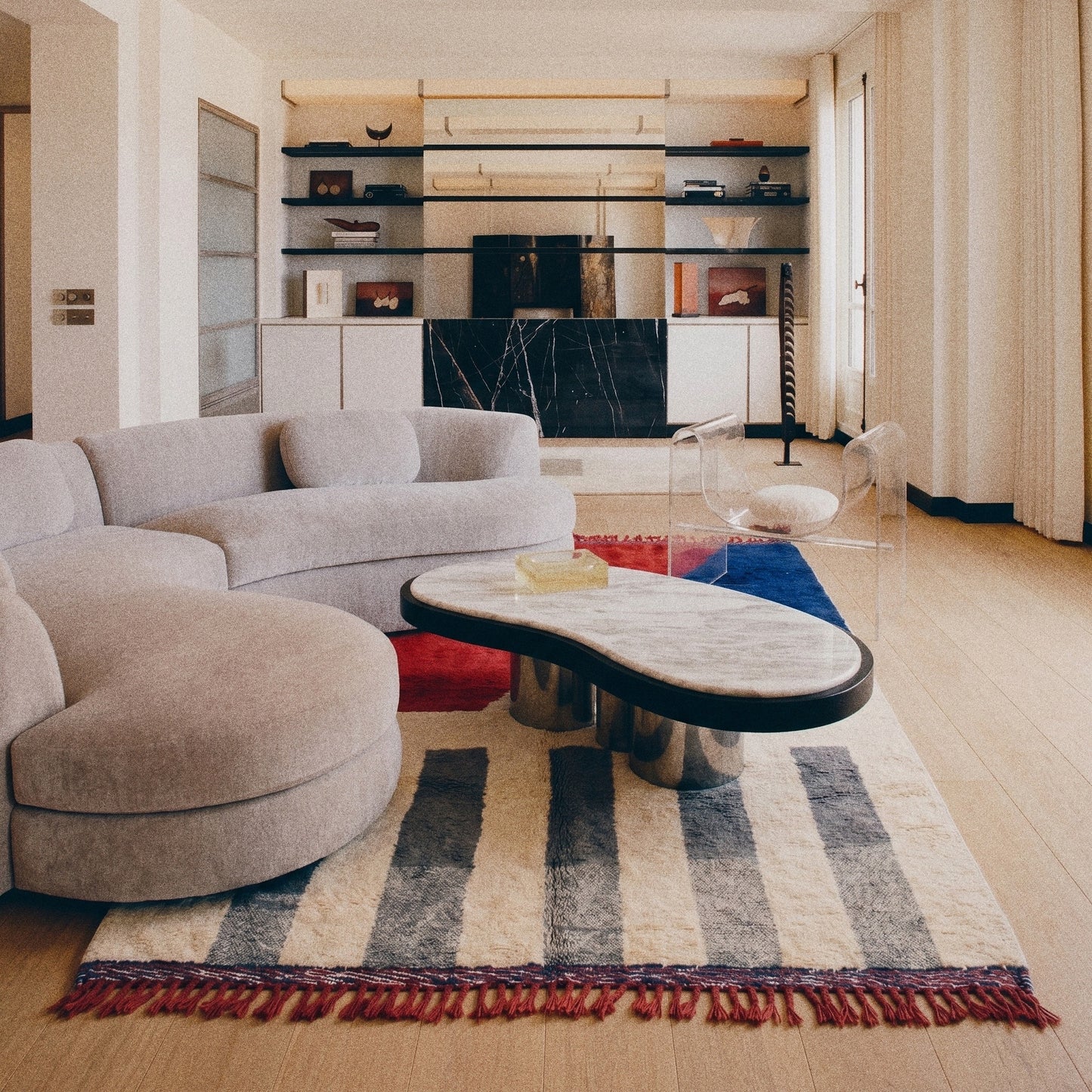 Tapis M'rirt Midelt en situation dans un salon contemporain