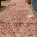 Détail du velours rose chiné du tapis de couloir Tabrat
