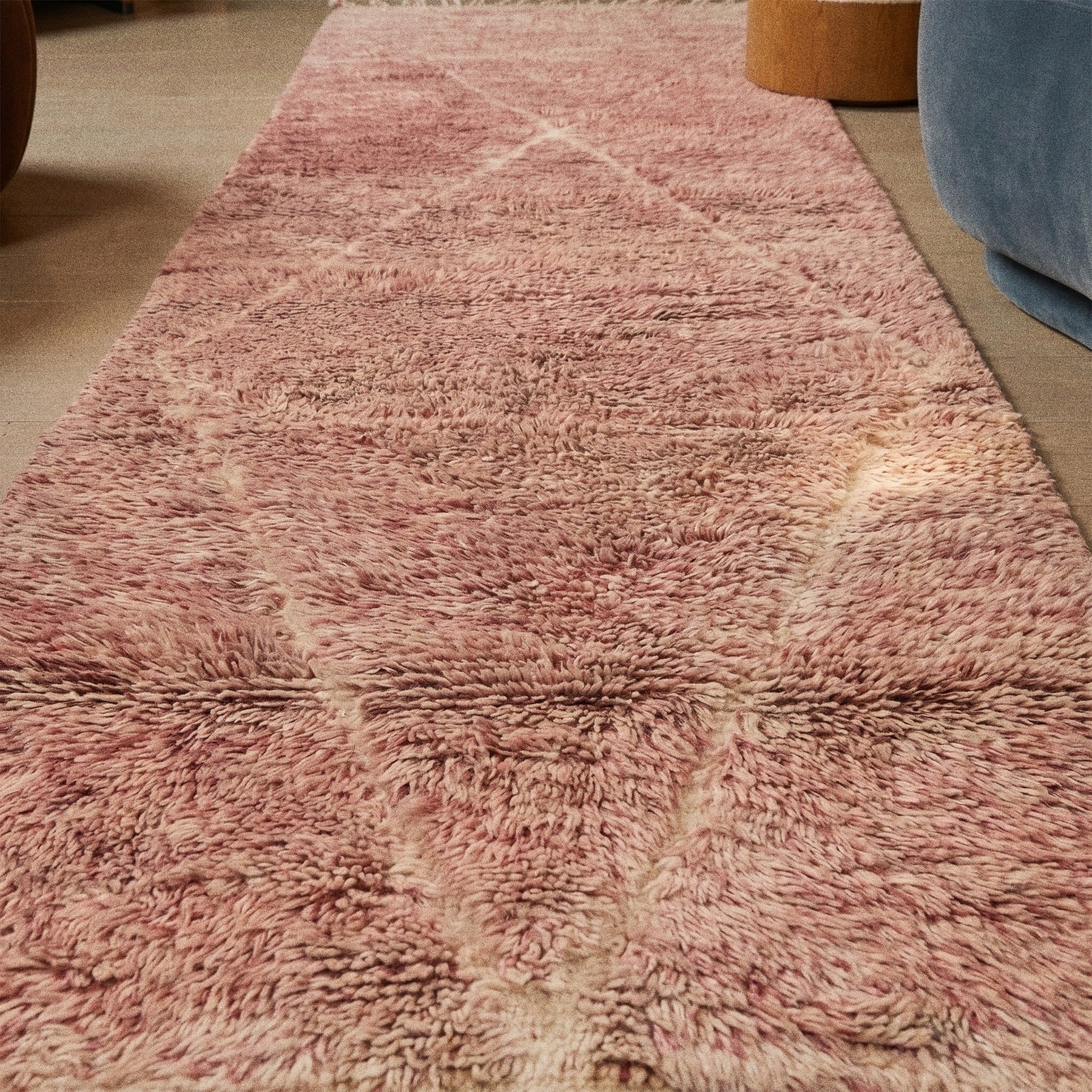 Détail du velours rose chiné du tapis de couloir Tabrat