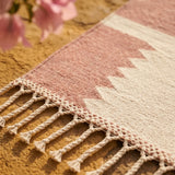 Tapis Zanafi Tapis Zanafi TIMLELT — Rose Poudré & Ivoire | Kilim Berbère Héritage détail tissage à la main, fibres de laine