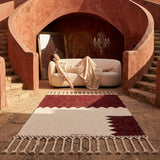 Tapis Zanafi Tapis Zanafi TIZIRI — Bordeaux & Ivoire | Kilim Berbère Héritage en situation salon, ambiance bohème naturelle