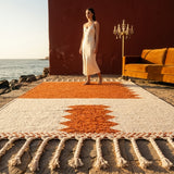 Tapis Zanafi TIZIRT — Orange Brûlé & Ivoire | Kilim Berbère Héritage